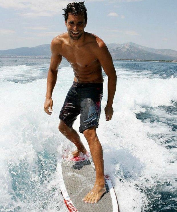 Άνδρας κάνει σερφ στη θάλασσα.