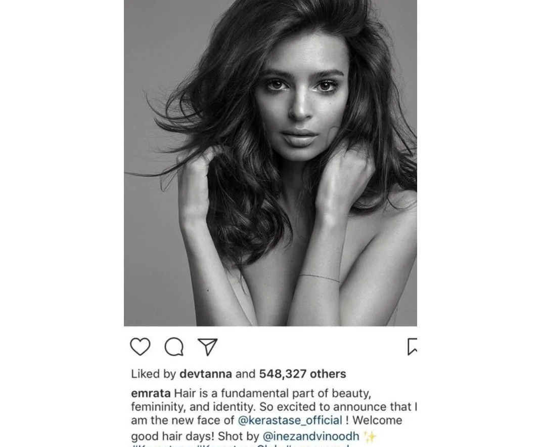 Ασπρόμαυρο πορτρέτο της Emily Ratajkowski με πλούσια μαλλιά.