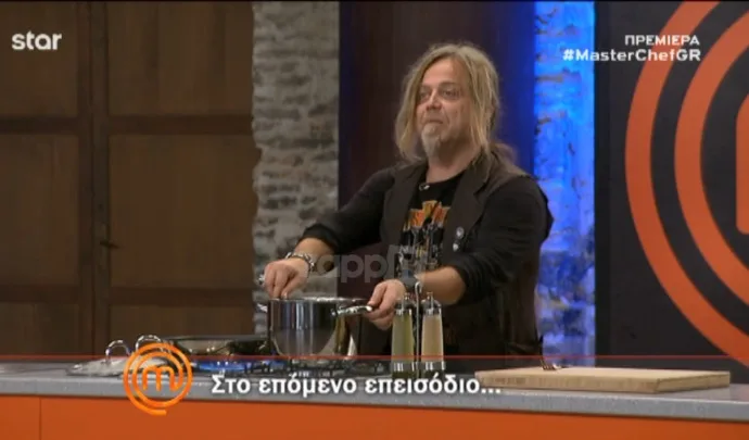 Διαγωνιζόμενος στο MasterChef 2 μαγειρεύει σε πάγκο.
