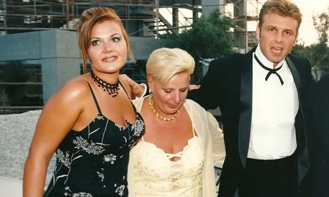 Ο Απόστολος Γκλέτσος με δύο γυναίκες σε κοινωνική εκδήλωση.