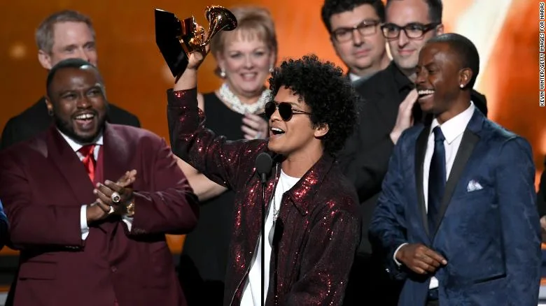 Τα ξημερώματα έγιναν τα 60α βραβεία Grammy 2018, με οικοδεσπότη τον James Corden. O Ed Sheeran κέρδισε το βραβείο για το pop album της χρονιάς αλλά δεν