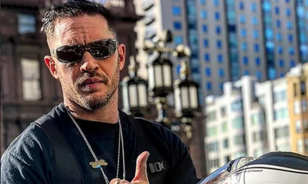 Ο Tom Hardy με γυαλιά ηλίου και μαύρο t-shirt σε εξωτερικό χώρο.