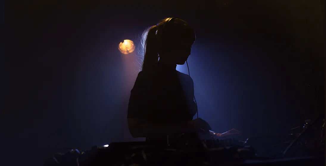 Η VONDA7 στα decks κατά τη διάρκεια DJ set στο Steam.