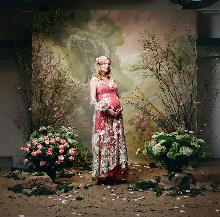Η Kirsten Dunst σε φωτογράφηση εγκυμοσύνης με φλοράλ φόρεμα.