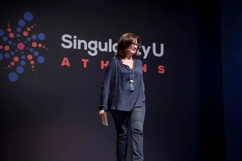 Γυναίκα ομιλήτρια στη σκηνή της εκδήλωσης SingularityU Athens.