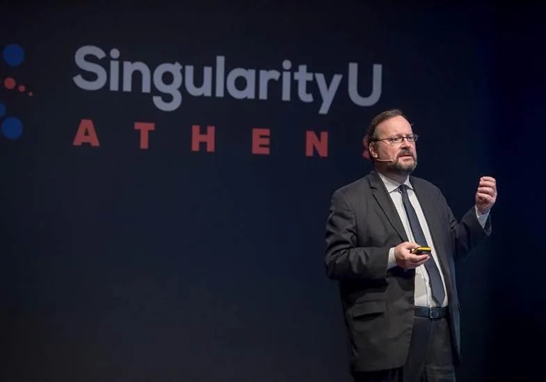 Ομιλητής σε σκηνή με το λογότυπο SingularityU Athens.