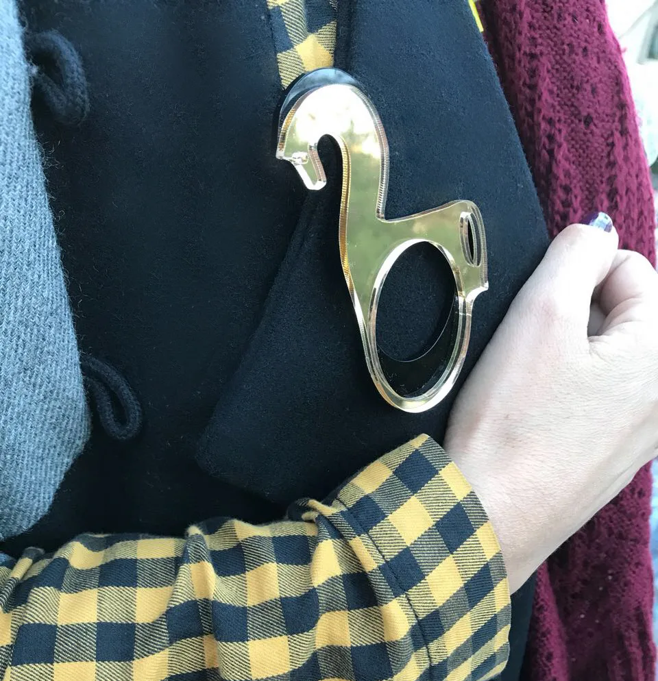 Κόσμημα καρφίτσα σε σχήμα κύκνου από τη Nefelia Boutique.
