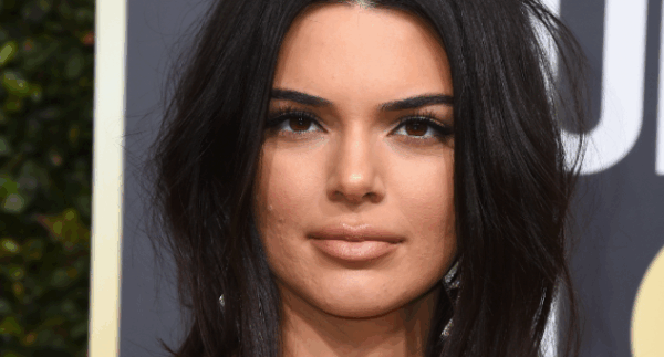 Η ακμή της Kendall Jenner στις Χρυσές Σφαίρες και το tweet που θα ενθαρρύνει κάθε κοπέλα που αντιμετωπίζει το ίδιο πρόβλημα