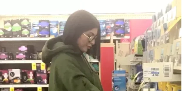 Η Kylie Jenner σε κατάστημα με είδη προσωπικής υγιεινής.
