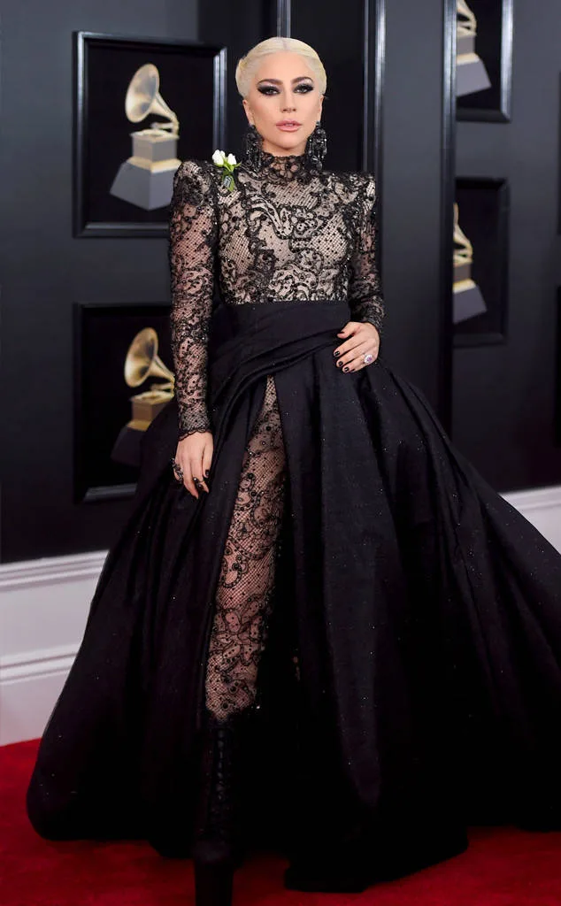 Η Lady Gaga στο κόκκινο χαλί των Grammy 2018 με μαύρη δαντελένια δημιουργία.