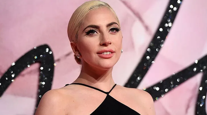 Lady Gaga καλωσορίζει το νέο έτος άβαφη και με στρινκ μαγιό!
