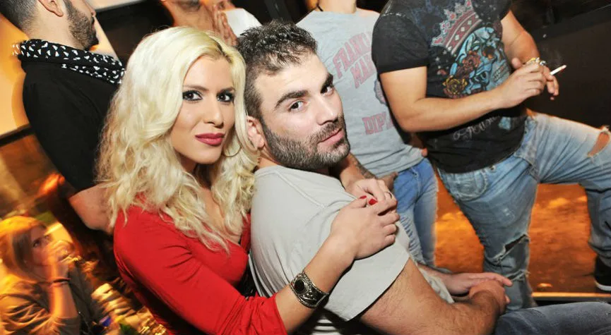 Ο Παντελής Παντελίδης με ξανθιά γυναίκα σε νυχτερινή έξοδο.