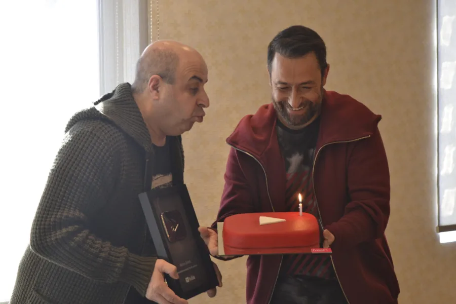 Ο Θέμης Γεωργαντάς δίνει στον Μάρκο Σεφερλή τούρτα YouTube για τους 130.000 followers.
