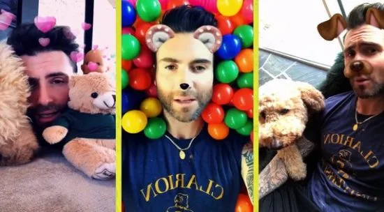 Ο Adam Levine των Maroon 5 σε τρία στιγμιότυπα με φίλτρα Snapchat.