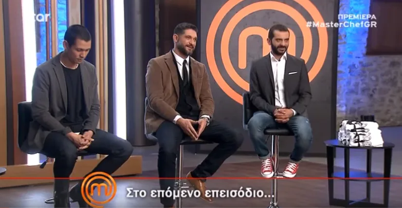 Οι τρεις κριτές του MasterChef 2 σε τηλεοπτικό πλατό.