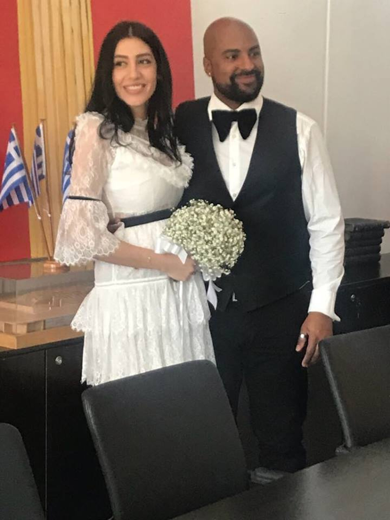 Ο Ησαΐας Ματιάμπα και η σύζυγός του στον πολιτικό τους γάμο.