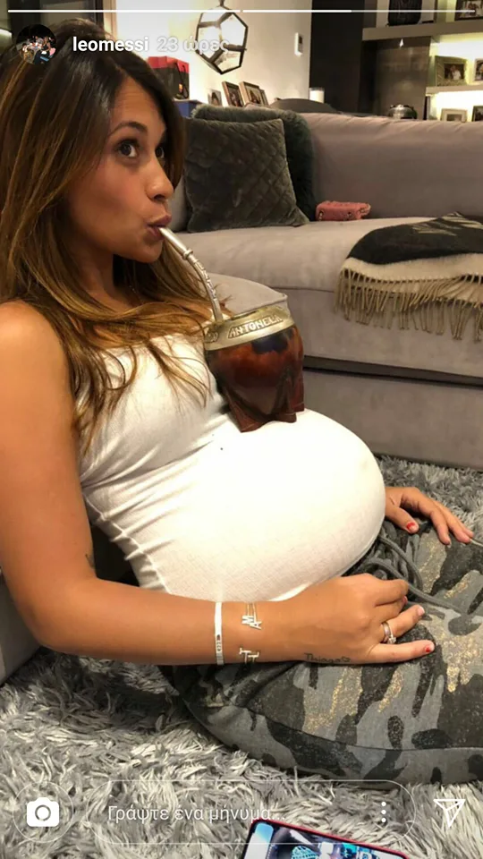 Η Antonella Roccuzzo εγκυμονούσα να πίνει μάτε χρησιμοποιώντας την κοιλιά της ως στήριγμα.