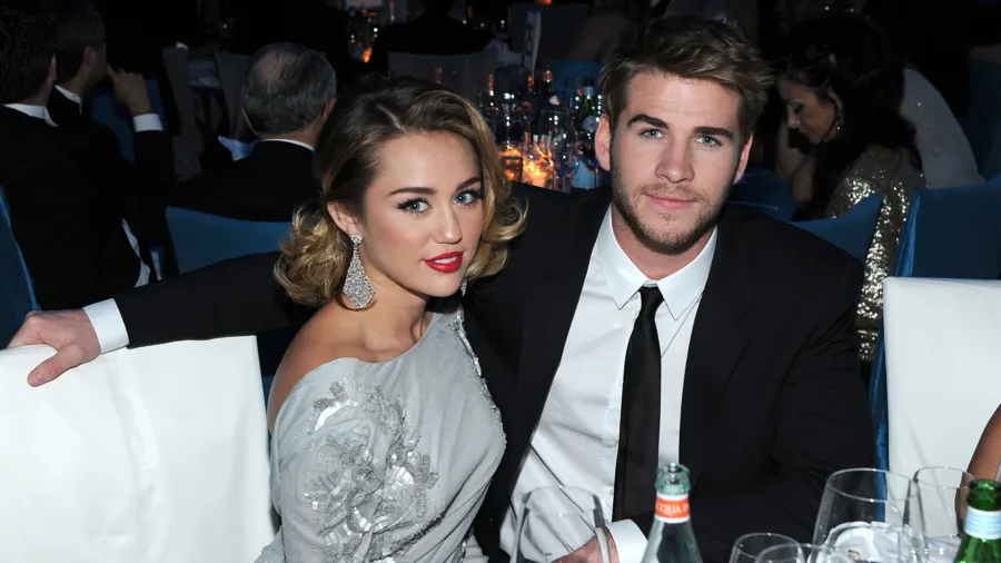 Η Miley Cyrus και ο Liam Hemsworth σε κοινή εμφάνιση στο πάρτι του Elton John AIDS Foundation στο Μπέβερλι Χιλς.