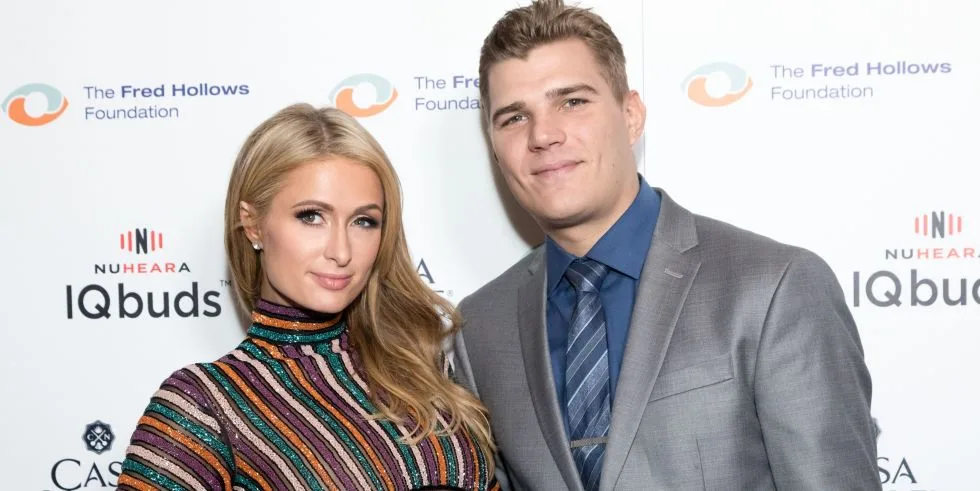 αρραβωνιάστηκε η Paris Hilton