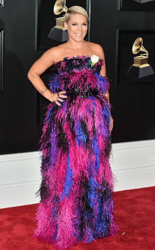 Η Pink στο κόκκινο χαλί των βραβείων Grammy 2018.