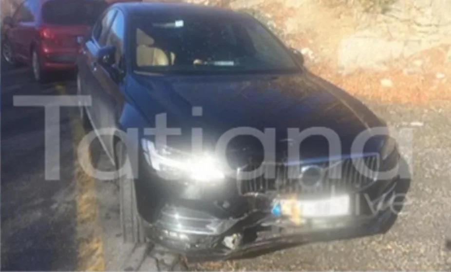 Το τρακαρισμένο μαύρο αυτοκίνητο του Ηλία Ψινάκη.