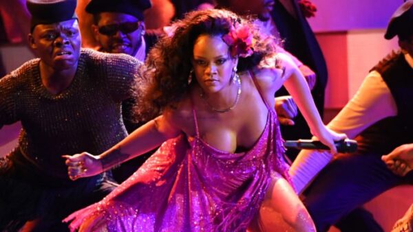 Είναι η Rihanna έγκυος; – Δες το βίντεο από την performance της στα Grammys
