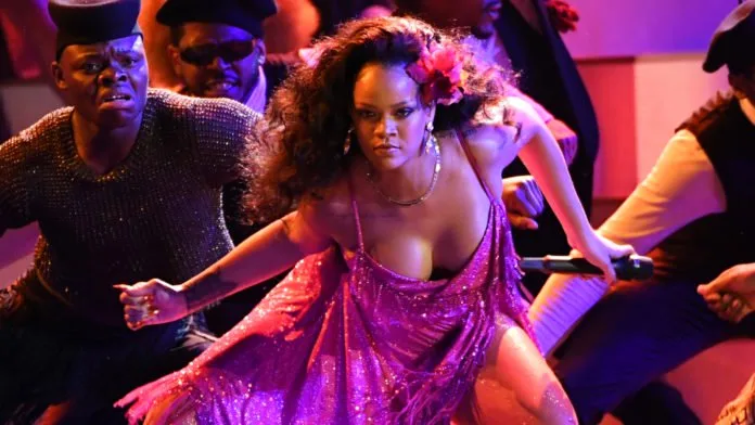Η Rihanna στη σκηνή των βραβείων Grammy με φούξια φόρεμα.
