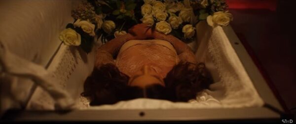 “Eνθάδε Κείται”: To νέο video clip της Κατερινάς Στικούδη είναι… η κηδεία της!