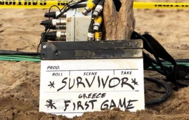 Κλακέτα από τα γυρίσματα του Survivor Greece στην άμμο.