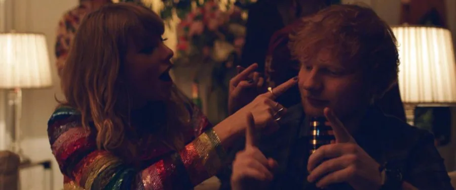 Η Taylor Swift και ο Ed Sheeran σε σκηνή από το video clip του End Game.