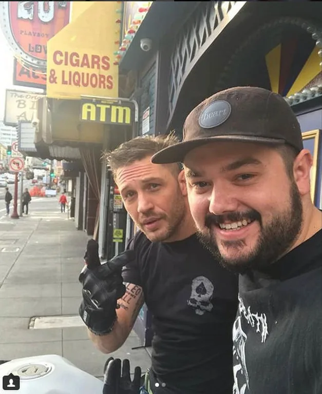 Ο Tom Hardy σε selfie με θαυμαστή στο δρόμο.