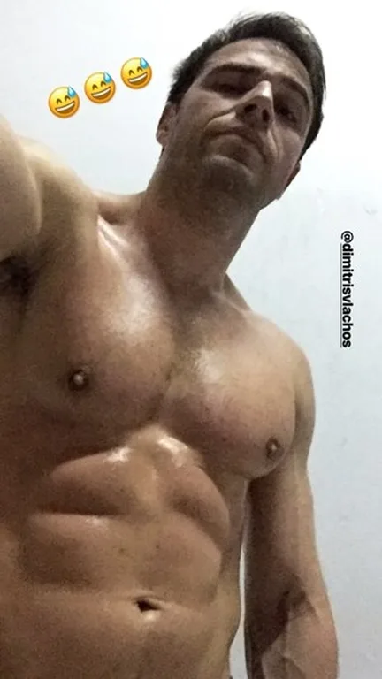 Ο Δημήτρης Βλάχος σε selfie χωρίς μπλούζα, επιδεικνύοντας τους κοιλιακούς του.