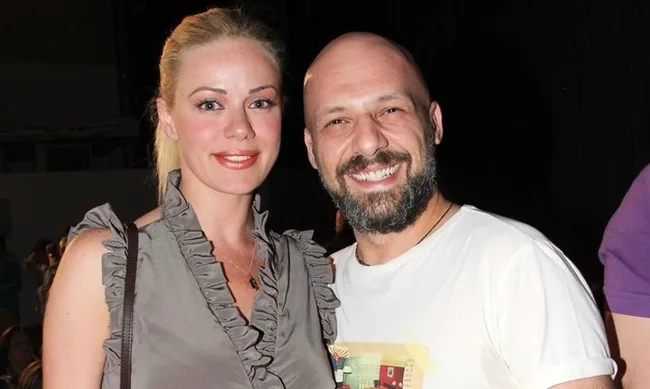 Η Ζέτα Μακρυπούλια και ο Νίκος Μουτσινάς χαμογελούν σε κοινή τους εμφάνιση.