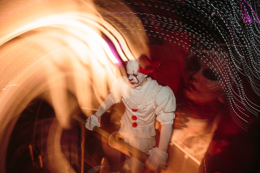 Άτομο μεταμφιεσμένο σε Pennywise σε πάρτι με θέμα το Stranger Things.