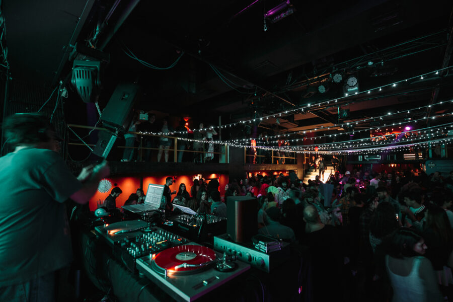 DJ παίζει μουσική σε πάρτι στο κλαμπ TRES με πολύ κόσμο.