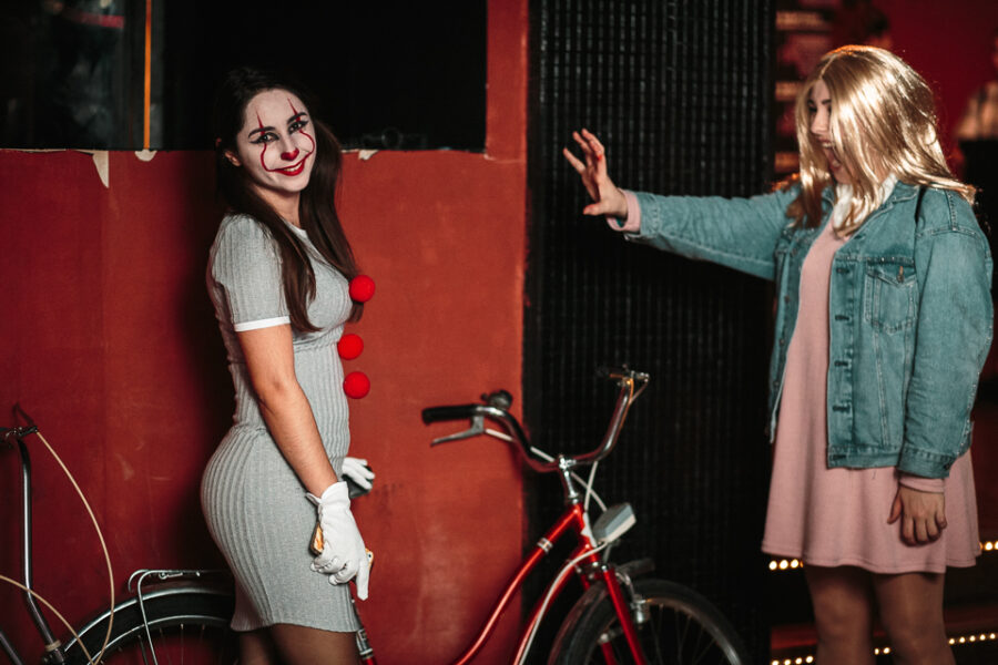 Δύο γυναίκες με στολές Pennywise και Eleven σε πάρτι Stranger Things.