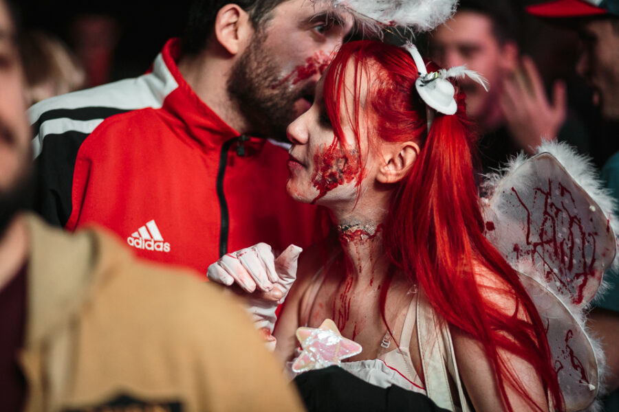 Δύο άτομα με στολές ζόμπι και αγγέλου σε πάρτι.