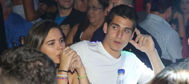 Ο γιος του Γιάννη Πλούταρχου σε νυχτερινή έξοδο.