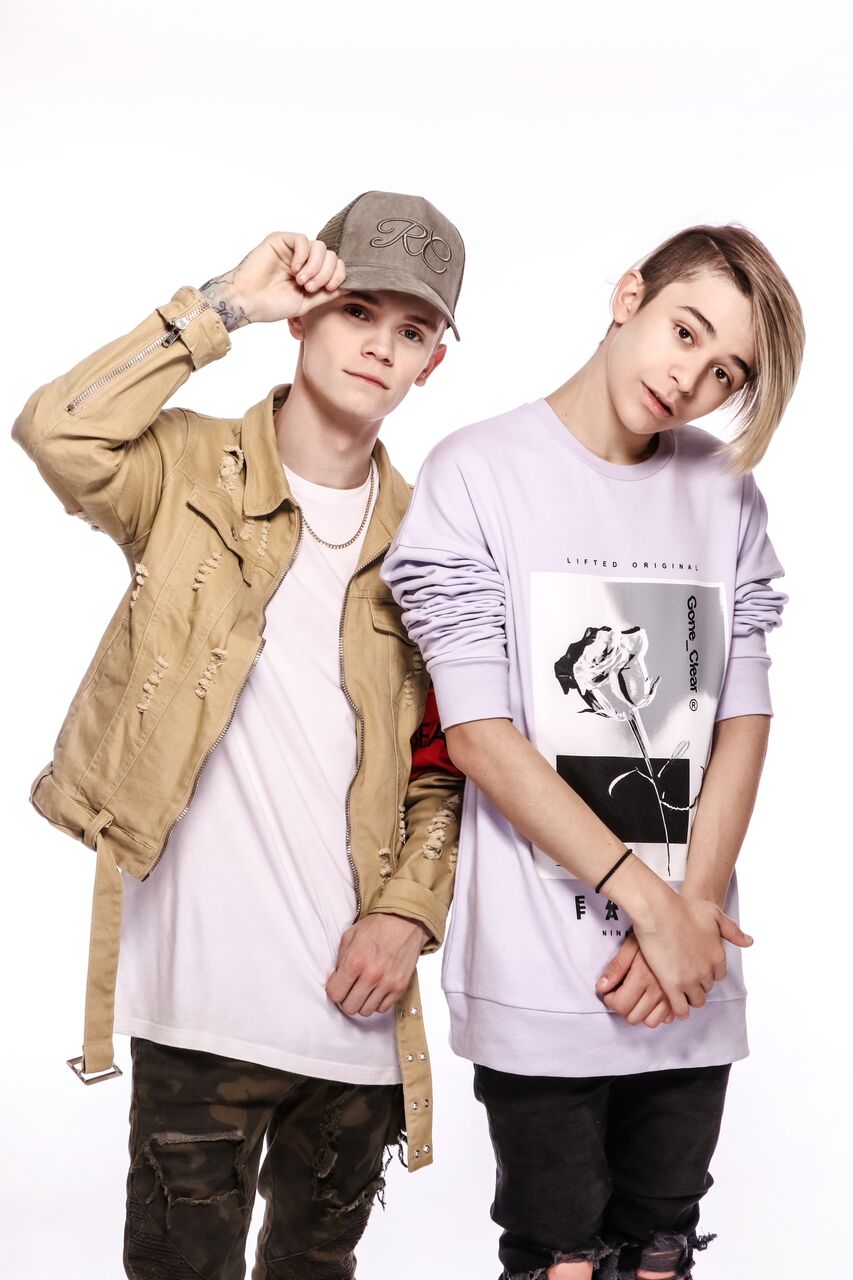 Το ντουέτο Bars and Melody σε στούντιο φωτογράφιση.