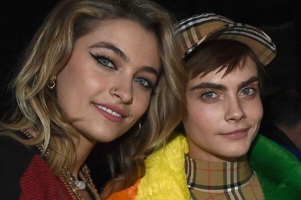 Cara Delevingne και Paris Jackson είναι σε σχέση! 💕 Δες τις φωτογραφίες όπου ανταλλάσσουν φιλιά