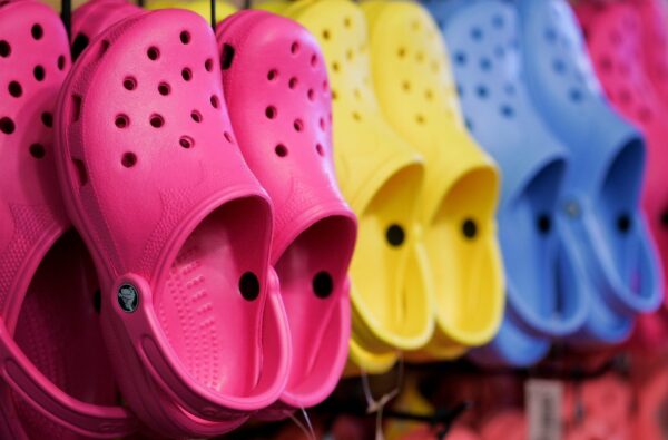 Τώρα τα πανάσχημα Crocs κυκλοφορούν και σε εκδοχή που κοστίζει 850 δολάρια (ΦΩΤΟ)