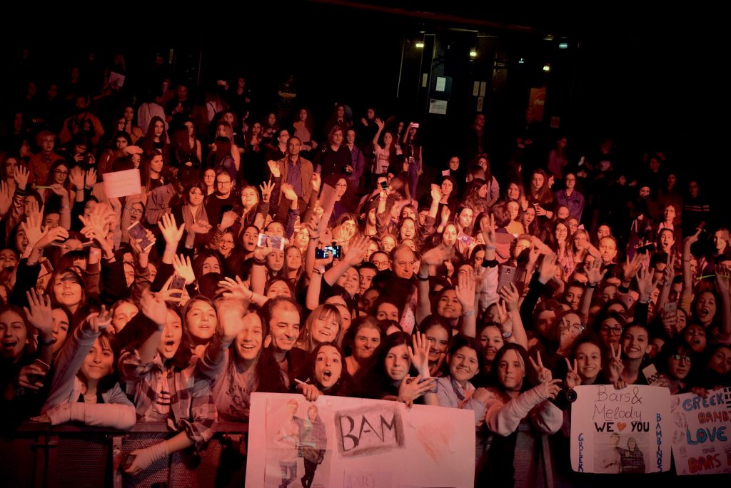 Πλήθος νεαρών θαυμαστών σε συναυλία του WOAH Fest powered by Mad.