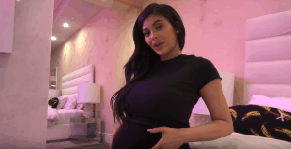 Αυτή η φωτογραφία της εγκύου Kylie Jenner έχει γίνει το πιο αστείο meme!
