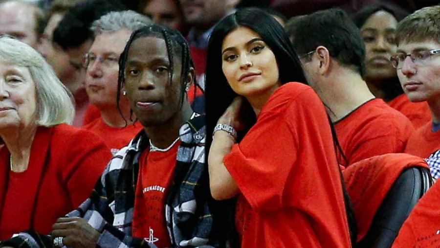Kylie Jenner φόρεσε δαχτυλίδι με τα αρχικά του Travis Scott