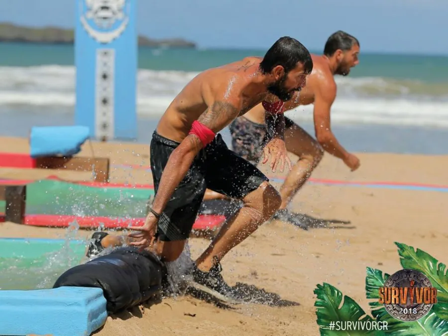 Παίκτες του Survivor 2018 σε αγώνισμα στην παραλία.