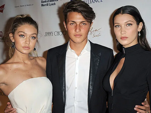 Η Gigi Hadid, ο Anwar Hadid και η Bella Hadid σε επίσημη εκδήλωση.