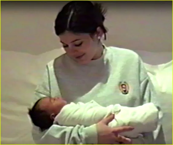 Η Kylie Jenner κρατάει στην αγκαλιά της τη νεογέννητη Chicago West.