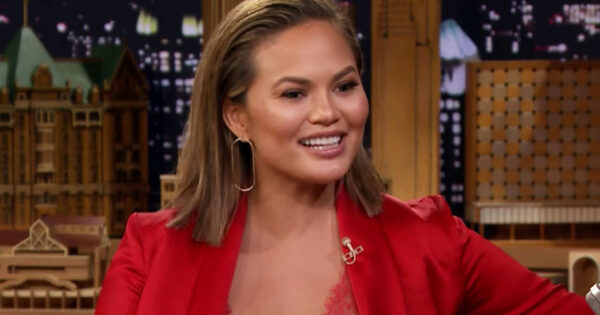Η Chrissy Teigen αποκάλυψε ότι “κάνει ότι κλαίει” κάθε φορά που ο John Legend τραγουδά το “All of Me”, το οποίο έγραψε για εκείνη