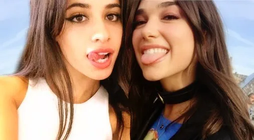 Η Camila Cabello και η Dua Lipa βγάζουν selfie βγάζοντας τη γλώσσα τους.