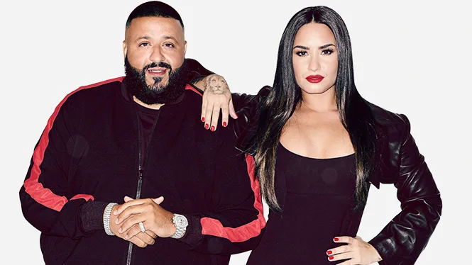 Η Demi Lovato και ο DJ Khaled ποζάρουν μαζί.